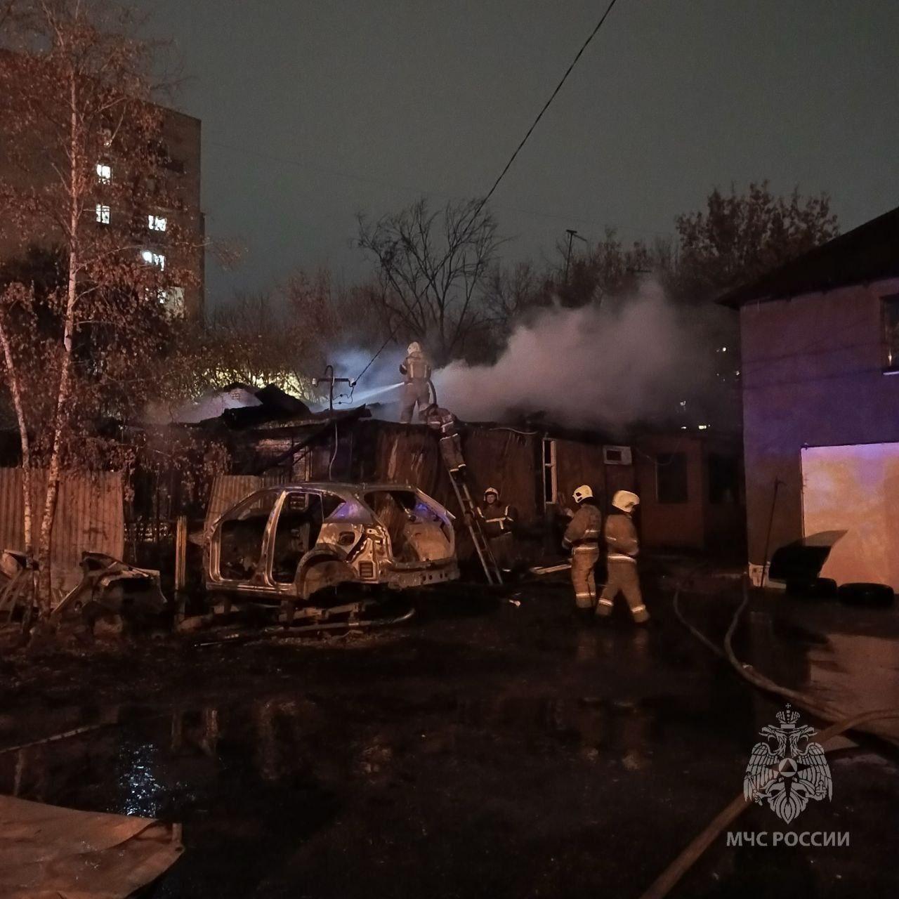 «Мощнейший пожар на Партизанской!»: в Самаре загорелись частные дома напротив АЗС 