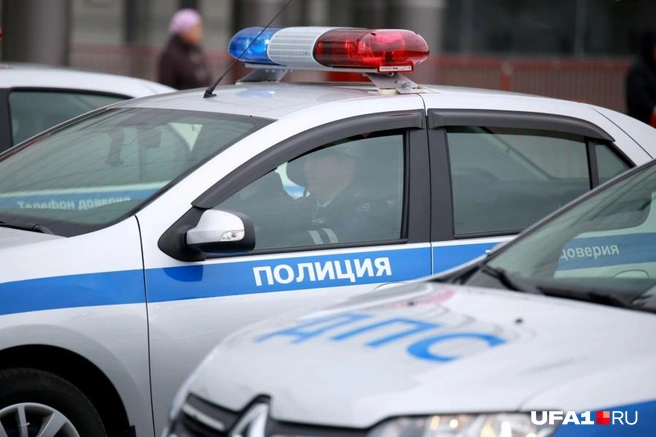 Сотрудники ГИБДД остановили машину ночью | Источник: Тимур Шарипкулов