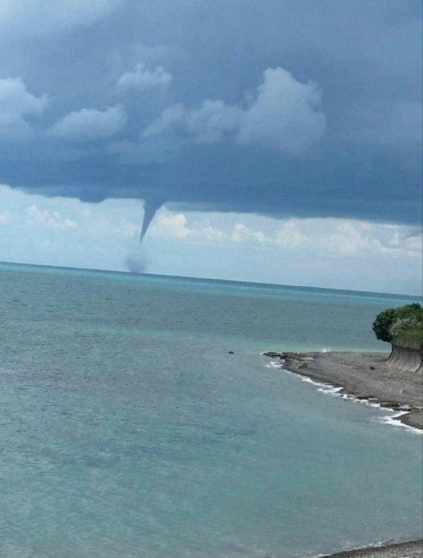 Отдыхающие сняли смерч на пляже в Сочи — видео