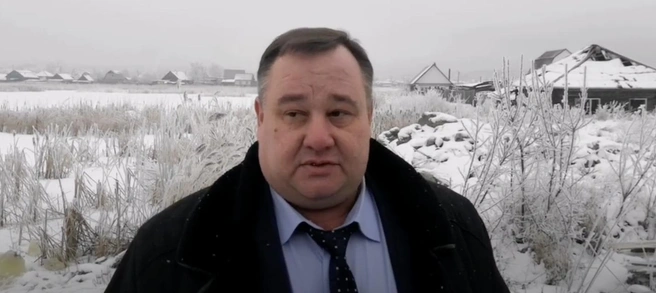 На скриншоте: Вячеслав Петровский дает интервью минусинским журналистам о ситуации с откачкой воды из местного болота | Источник: «Среда 24 Минусинск» / youtube.com