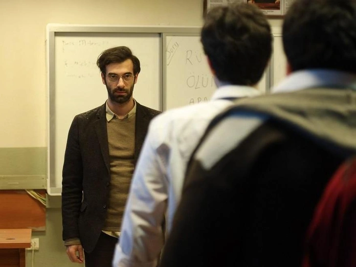 Илькер Калели в сериале «Учитель» | Источник: Кадр из сериала «Учитель»