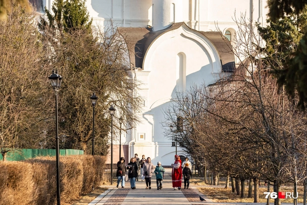 Аллею у Успенского собора стала снежной | Источник: Кирилл Поверинов / 76.RU