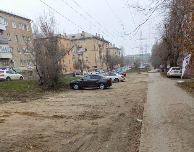 Это, по мнению чиновников, зеленая зона, парковка на которой стоит очень дорого | Источник: читатели V1.RU