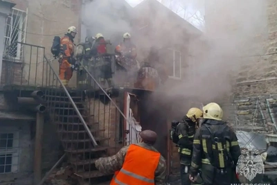 Старинный дом загорелся в центре Ростова