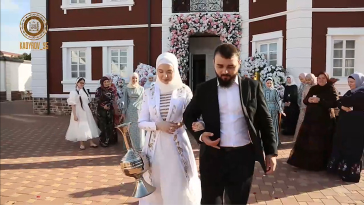 Вертолет с лепестками роз, настоящая карета и мед для невесты: Рамзан Кадыров женил племянника