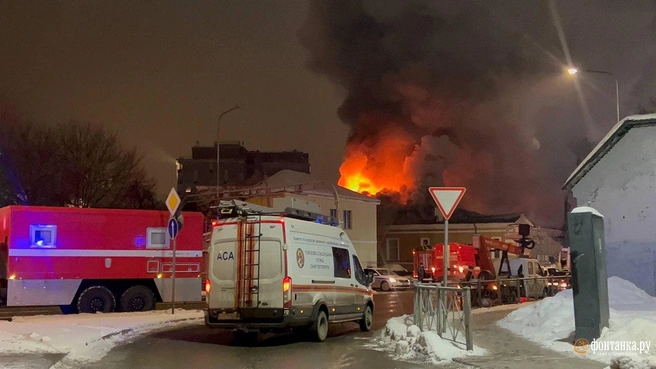 Сильный пожар на Уральской, дом — как факел. Машины экстренных служб перекрыли дорогу | Источник: «Фонтанка.ру»