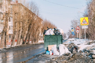 Томичи жалуются на скопление мусора во дворах