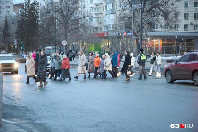 Сотни людей стекались перед концертом ко Дворцу спорта. Движение по Молодогвардейской контролировали сотрудники ДПС | Источник: Роман Данилкин / 63.RU