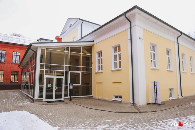 Пристройка находится со стороны внутреннего двора и не видна с парадной стороны здания | Источник: Алёна Косточкина