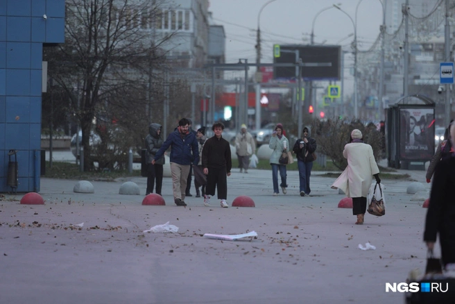 Центр сразу покрылся мусором, то тут, то там валяются пакеты | Источник: Андрей Бортко / NGS.RU