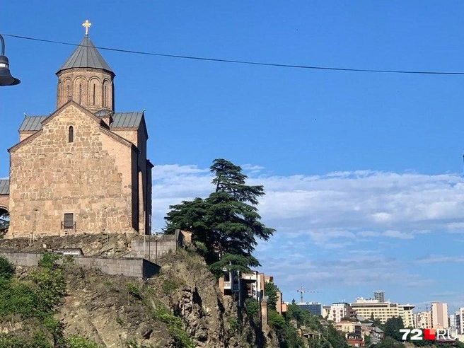 Храм Метехи — средневековая церковь на скале над рекой | Источник: Полина Перепелица / 72.RU