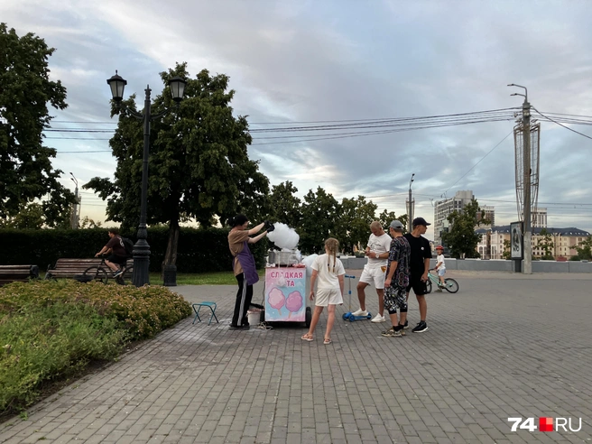Семьи с детьми выстраиваются к торговцам в очередь | Источник: читатель 74.RU