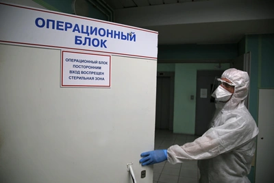 В Екатеринбурге двух врачей поймали на взятке. Одного из них судили за гибель пациентки
