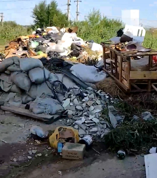 Со слов читателя, его жалобы на гигантскую свалку пока ни к чему не привели | Источник: Читатели V1.RU