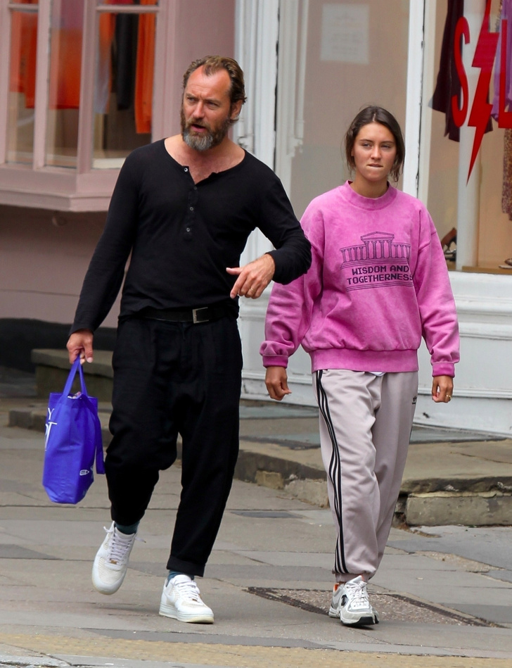 Очень стильная идиллия: Джуд Лоу на прогулке с дочерью, топ-моделью
