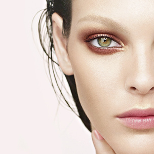 Меняем цвет на свет: тонкости летнего макияжа от Chanel