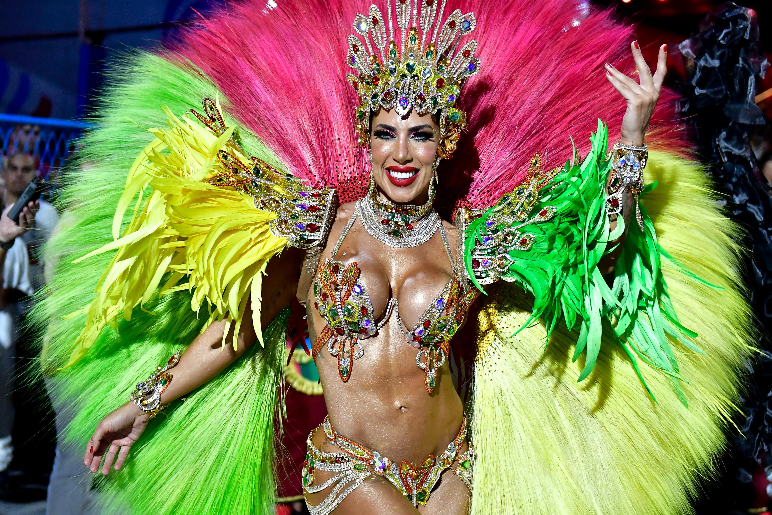 Голые танцовщицы на бразильском карнавале HD, онлайн видео