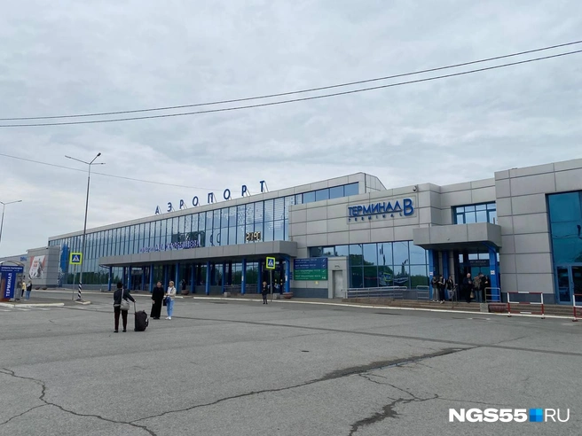 Возле аэропорта немноголюдно | Источник: Тамара Башаева / NGS55.RU