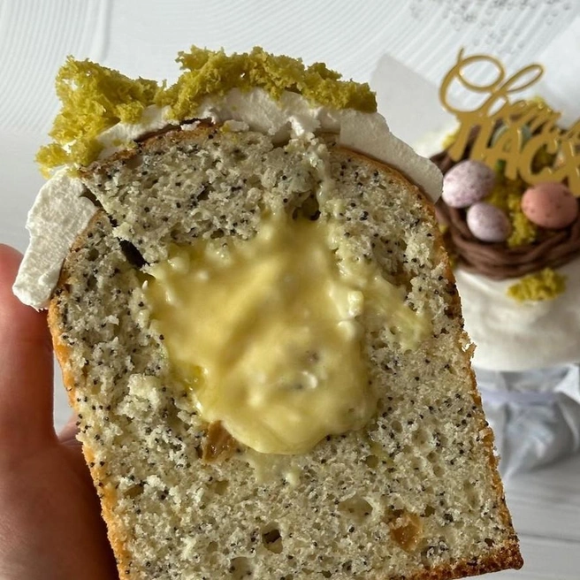 Шапочка, пишет кондитер, по вкусу похожа на маршмеллоу | Источник: Торт на заказ | Челябинск | Бенто | Капкейк / Vk.com