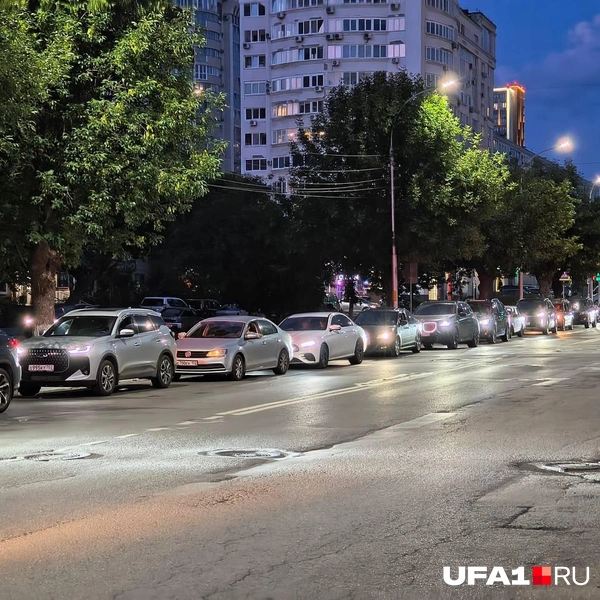 Ночные очереди на Телецентре в субботу вечером | Источник: Яна Пяева / UFA1.RU