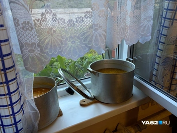Еду жильцы готовят себе сами | Источник: Дарья Ходосевич / YA62.RU