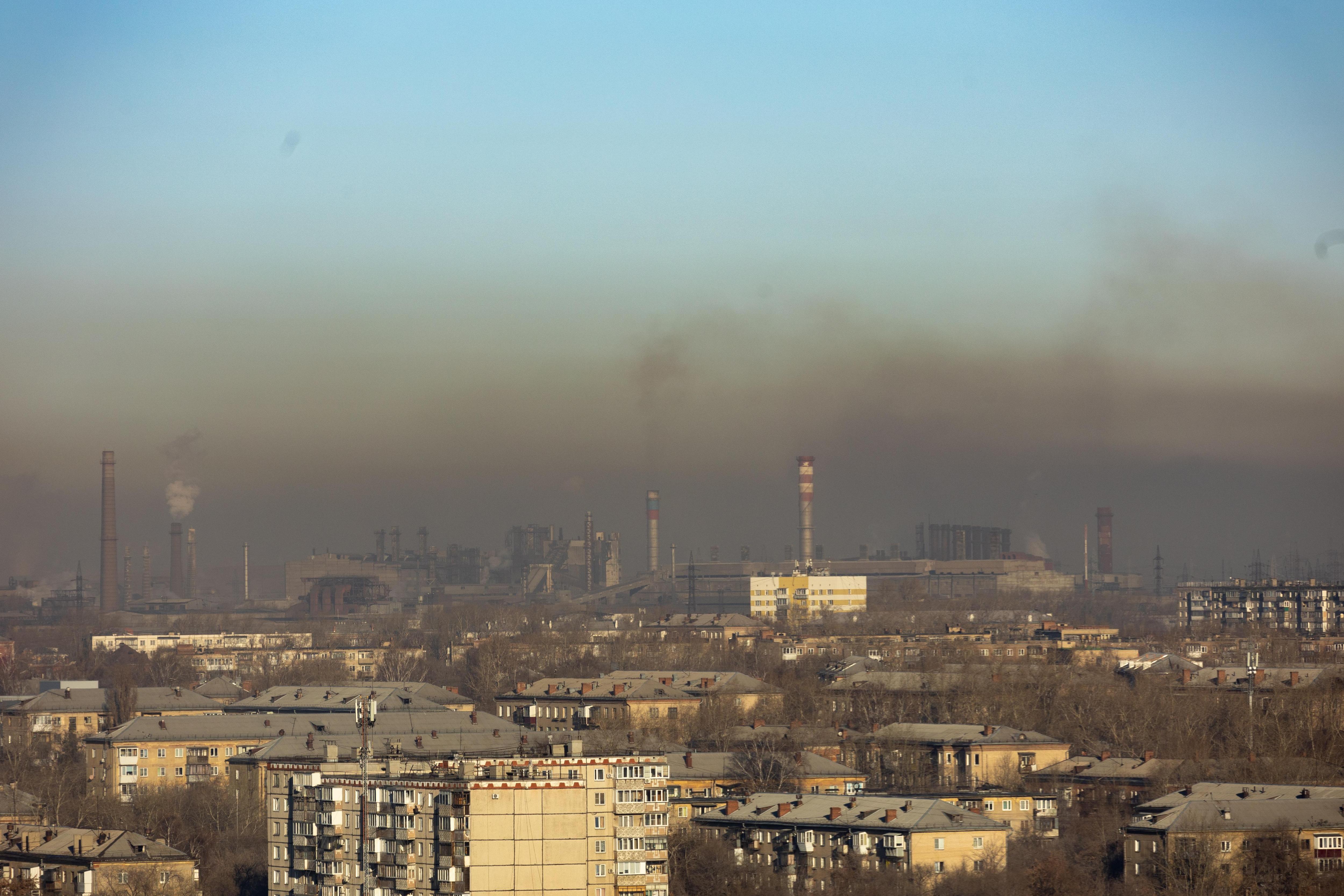 Челябинск заволокло густым смогом — над городом купол из серого дыма