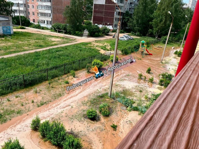 Детскую площадку затопило | Источник: Подслушано в Ярославле! (18+) / Telegram