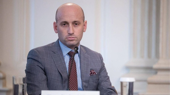 Стивен Миллер изначально назвал Претти «убийцей, пытавшимся убить федеральных агентов». | Источник: MEGA