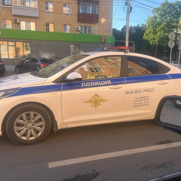 На Гагарина приезжали сотрудники ДПС | Источник: Читатель YA62.RU