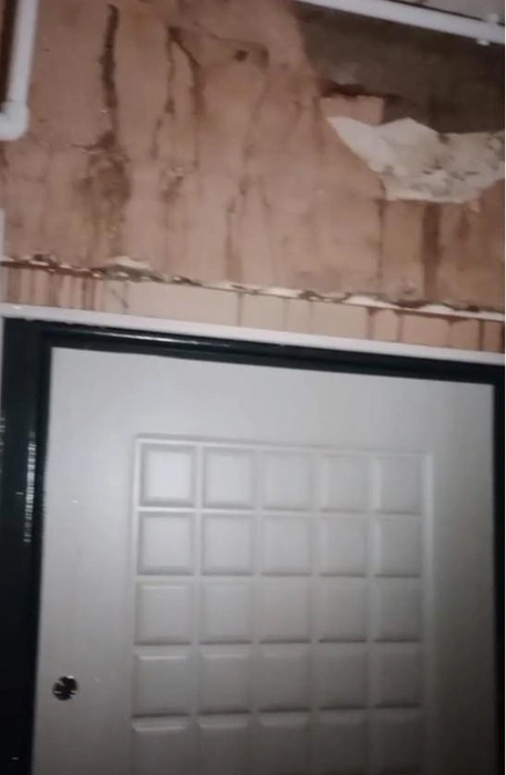 Когда дождь настолько сильный, что текут даже стены | Источник: читатели V1.RU