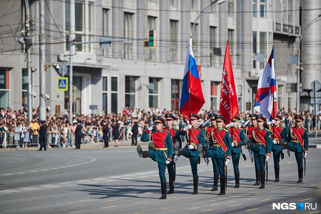 Новосибирцы собрались на главной площади примерно за час до начала парада, посмотреть на шествие войск и тяжелую технику пришли тысячи человек. Люди встали у забора в несколько рядов | Источник: Александр Ощепков / NGS.RU