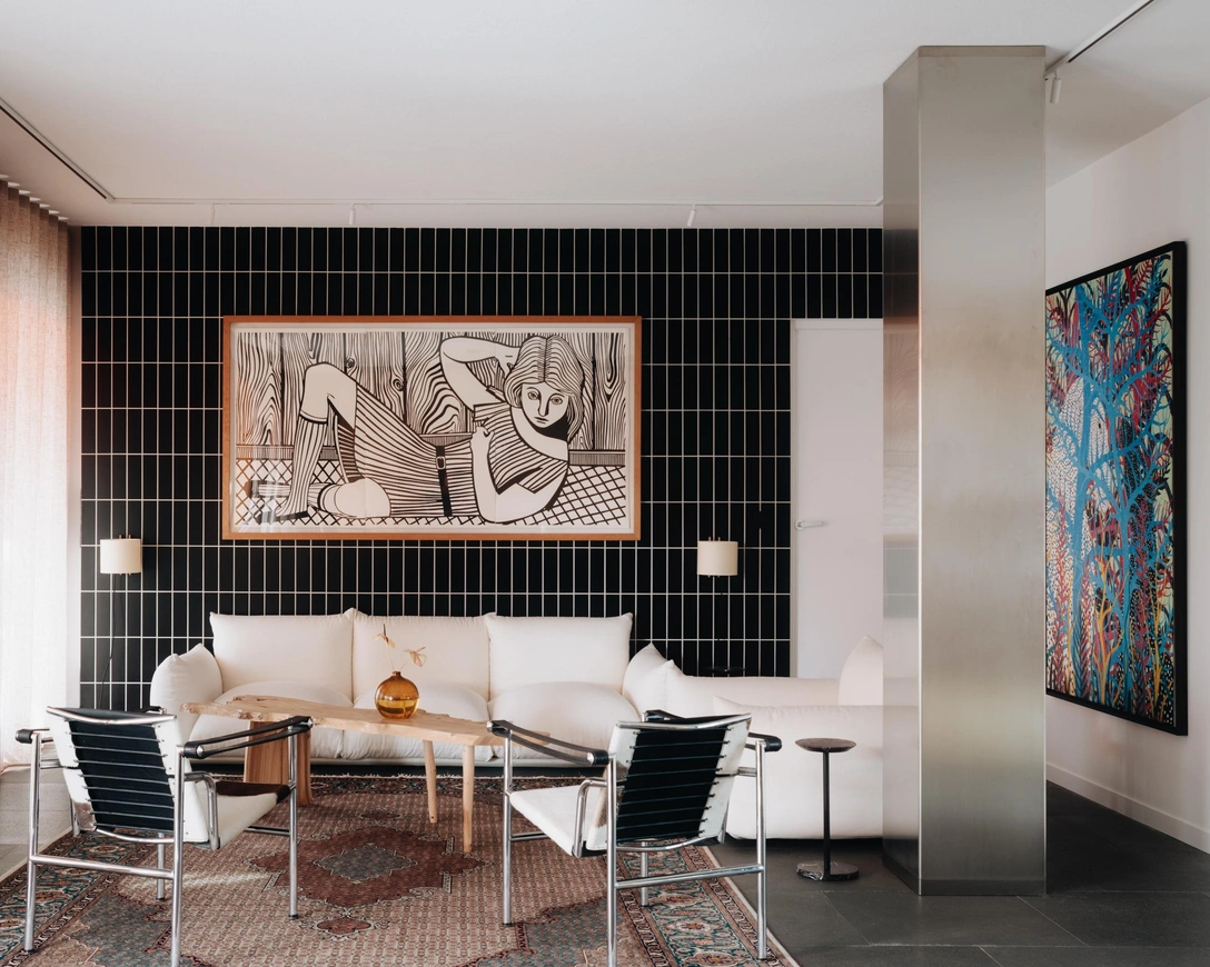 Окно в Париж: двухуровневая квартира основателя Studio Razavi | Источник: Симоне Босси