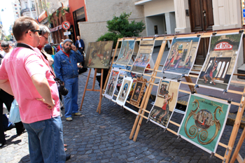 Туристы в квартале Сан-Тельмо часто покупают картины неизвестных аргентинских художников.