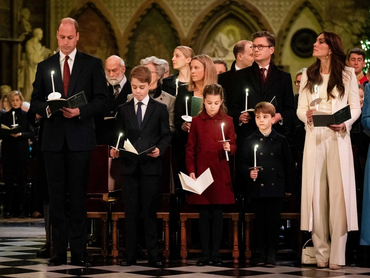 Принц Уэльский, принц Джордж, принцесса Шарлотта, принц Луи и принцесса Уэльская на Рождественской службе в Вестминстерском аббатстве, Лондон, 8 декабря 2023