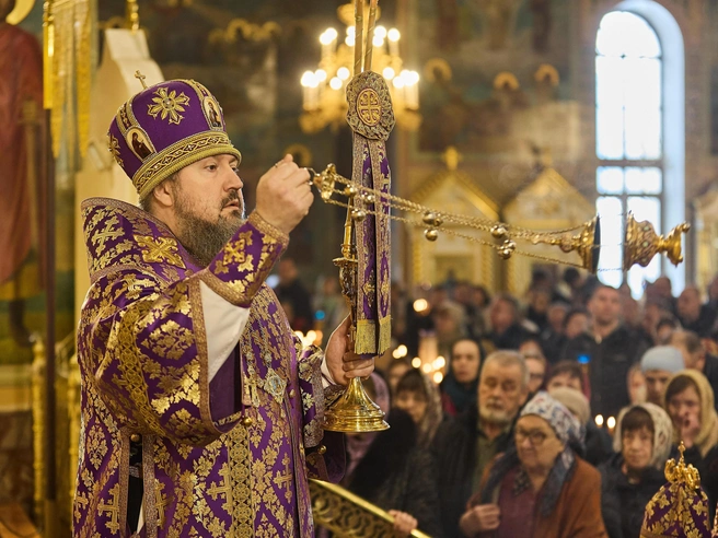 В храм собрались верующие. | Источник: Александр Ощепков / NGS.RU