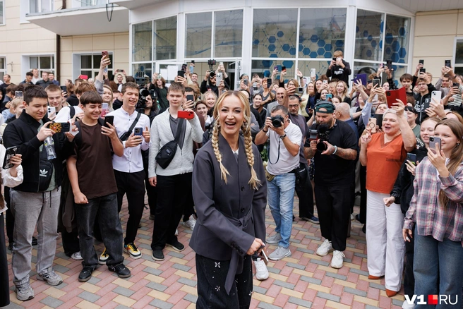 Но Ольга ни разу не выказала недовольства, продолжая искренне улыбаться своим поклонникам | Источник: Алексей Волхонский / V1.RU