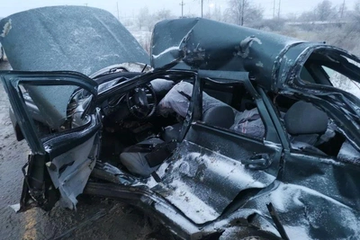 В Оренбургском районе ВАЗ-2112 влетел в фуру: есть погибший