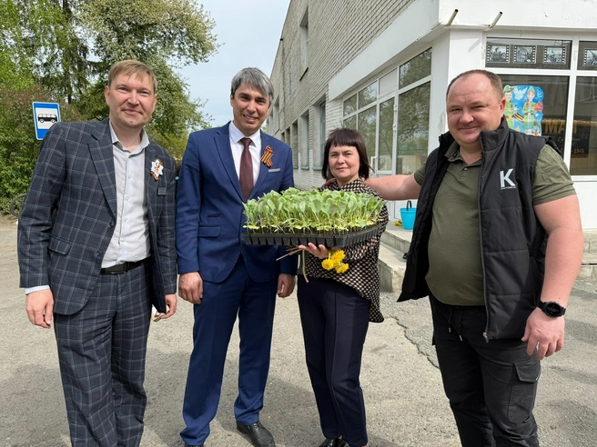 Снабжать детей инвентарем помогает руководитель ЗАО&nbsp;«Картофель» и сын экс-депутата облдумы Александра Немирова&nbsp;— Вячеслав Немиров (справа) | Источник: Евгений Кафеев