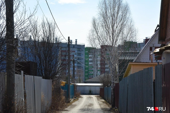 А вот вид на новую границу Челябинска. Снимок сделан из СНТ «Вишневый», за забором&nbsp;— высотные дома «Вишневой горки», которая войдет в состав города | Источник: Артем Краснов
