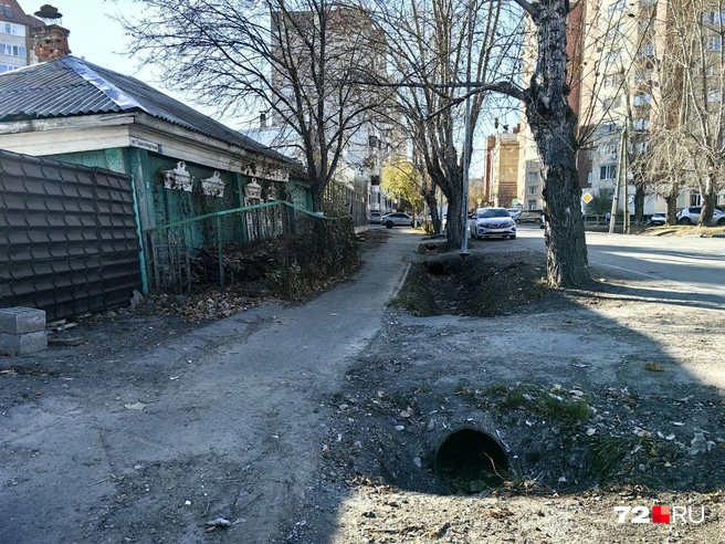Намусорено в частном секторе. Хотя стоит признать&nbsp;— не у всех домов, кто-то содержит территорию в чистоте | Источник: Павел Красоткин / 72.RU 
