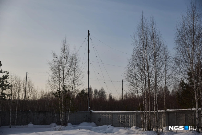 За забором&nbsp;— территория самой радиостанции. Год назад участок продали на торгах более чем за 1 миллиард рублей | Источник: Александр Ощепков / NGS.RU