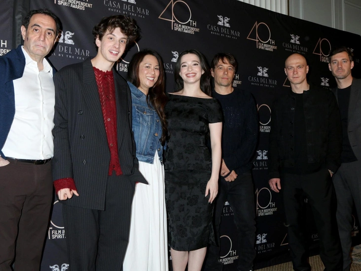 Бранч номинантов на премию Spirit Awards 2025. Каррен Карагулян, Марк Эйдельштейн, Саманта Куан, Майки Мэдисон, Шон С. Бейкер, Юра Борисов, Алекс Коко, Санта-Моника, 4 января 2025 года.