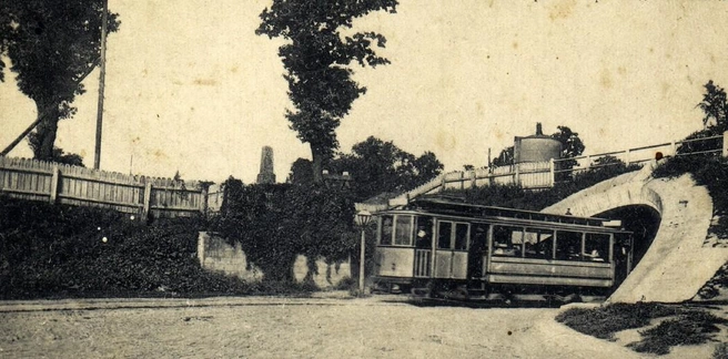 Трамвай на улице Горской (нынешняя Вишняковская), 1912–1914. Здесь до сих пор проезжают трамваи | Источник: Kubtransport.info
