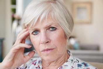 «Муж пожирает мои силы и требует сдать в дом престарелых мою 93-летнюю маму»