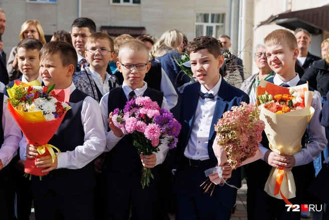 Настоящие юные джентльмены, которые ждут момента, когда же уже вручат эти прекрасные букеты своим учителям  | Источник: Ирина Шарова / 72.RU