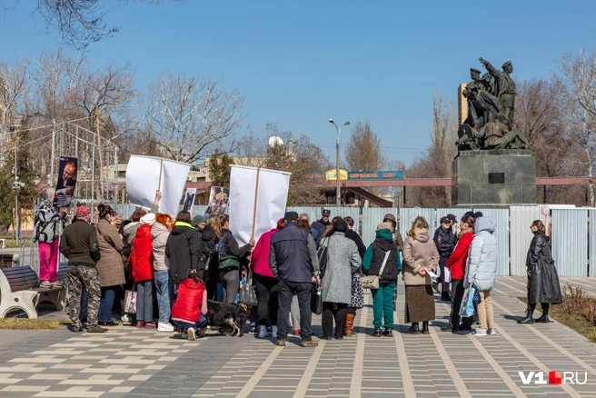 Зоозащитники собрались у подножия памятника героям обороны красного Царицына | Источник: Константин Завриков / V1.RU