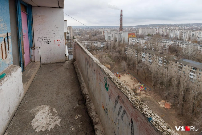 Даже находиться на балконе 16-го этажа попросту некомфортно | Источник: Алексей Волхонский / V1.RU
