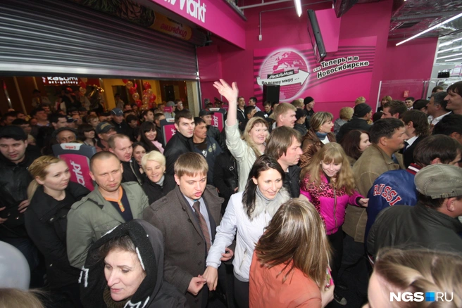 Покупатели штурмуют только что открывшийся MediaMarkt | Источник: Стас Соколов / NGS.RU