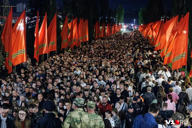 И каждый хотел увидеть «Свет Великой Победы» | Источник: Алексей Волхонский / V1.RU