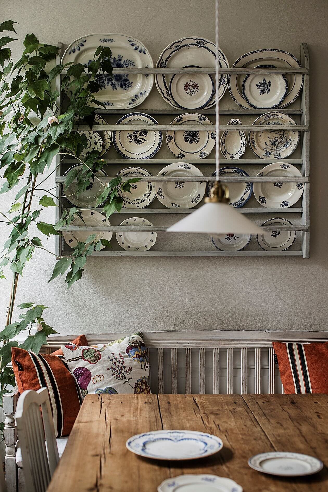 Идеи на тему «Декор: тарелки в интерьере» (19) | интерьер, украшение стен тарелками, декор стен